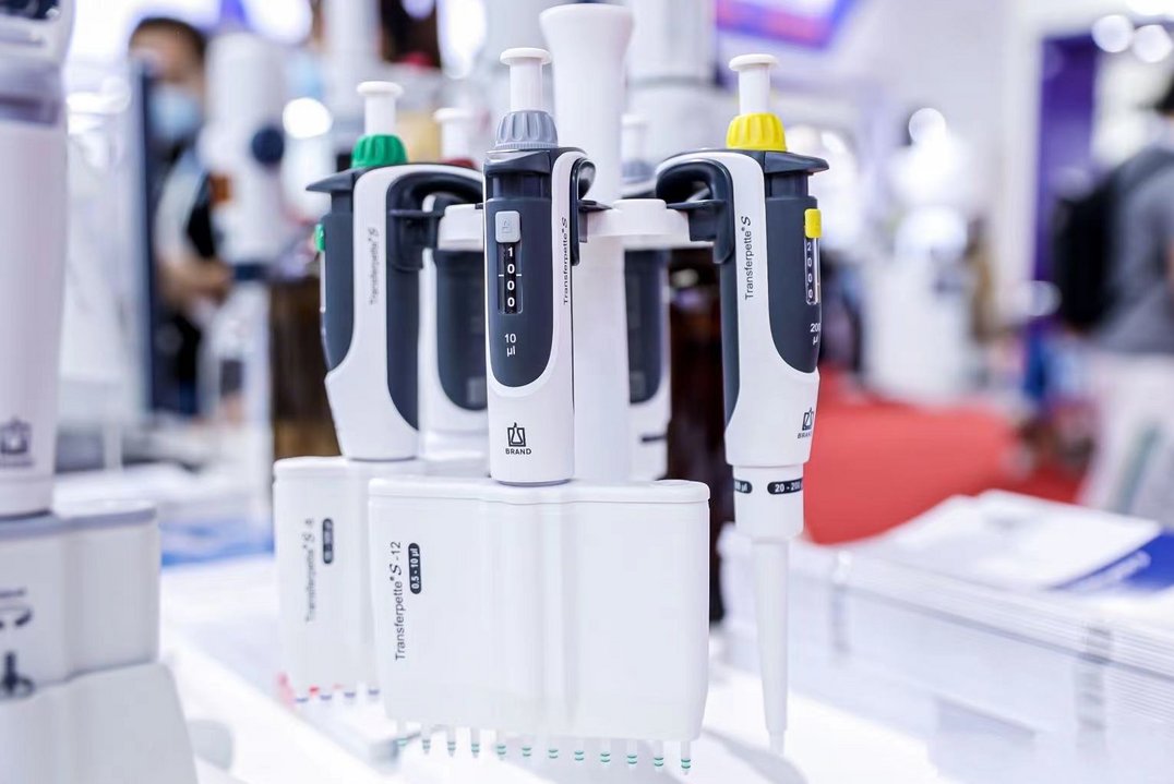 Pipette stand with Transferpette S pipettes