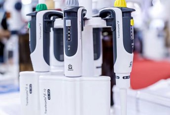 Pipette stand with Transferpette S pipettes